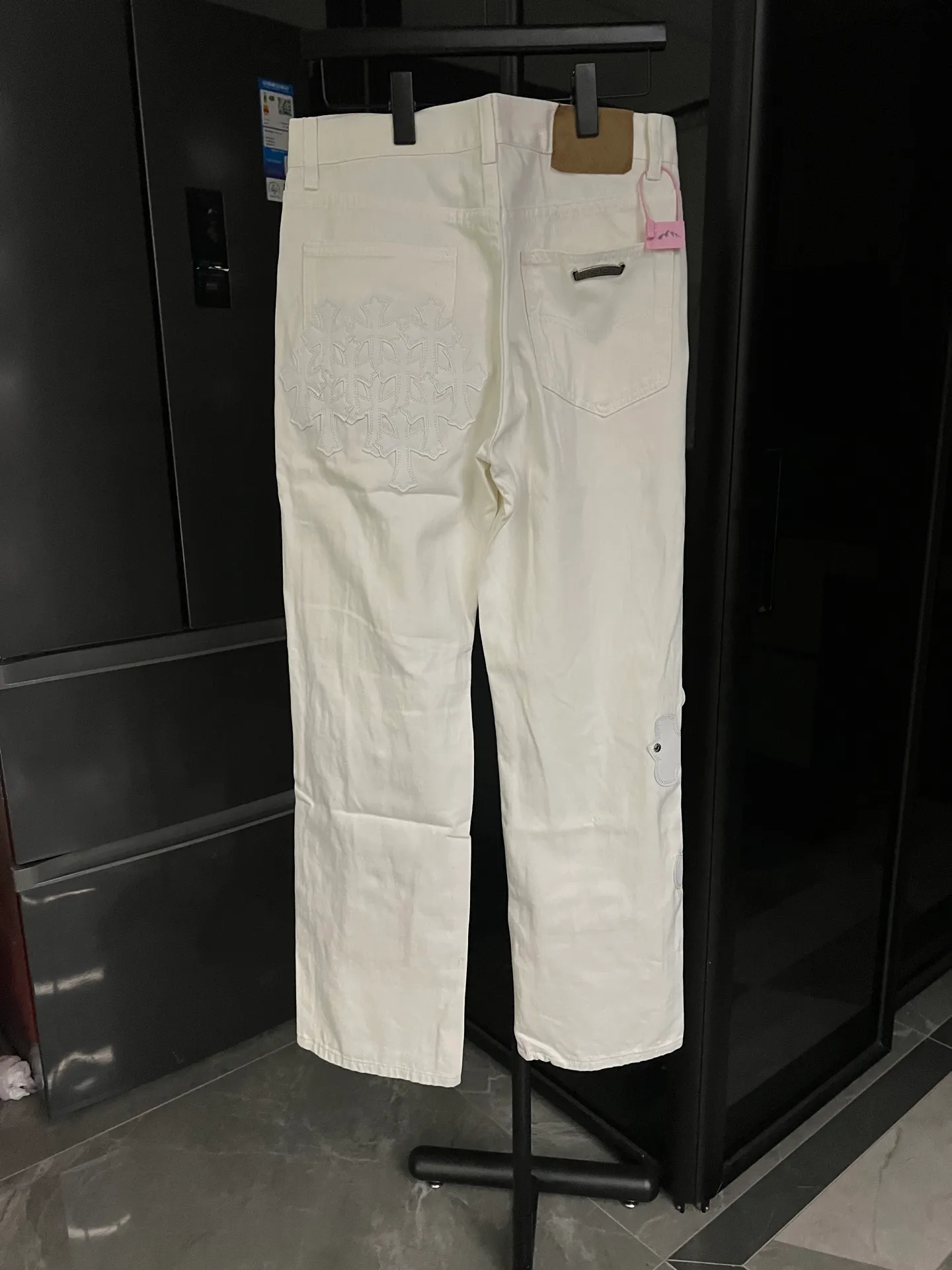 P270 [Next day] Chrome Hearts/Chrome Hearts 25FW CH top denim large cross leather jeans (white) Chrome Hearts is the most popular color pants. Made of beaded canvas fabric, heavy washing makes the upper body of the fabric more textured and the pants are tall and straight! The three-dimensional cutting of the whole trousers is a masterpiece! The hardware is customized by zp. The beaded canvas fabric is thick and soft after being washed. It has good breathability. Customized small leather label. Unique design. The details are in place, simple and elegant, and the workmanship is exquisite. The whole trousers are neatly routed and the details are in place. Look for the correct version. Size: 28 30 32 34 (corresponding to s-xl) Detailed size can be found in Figure 9